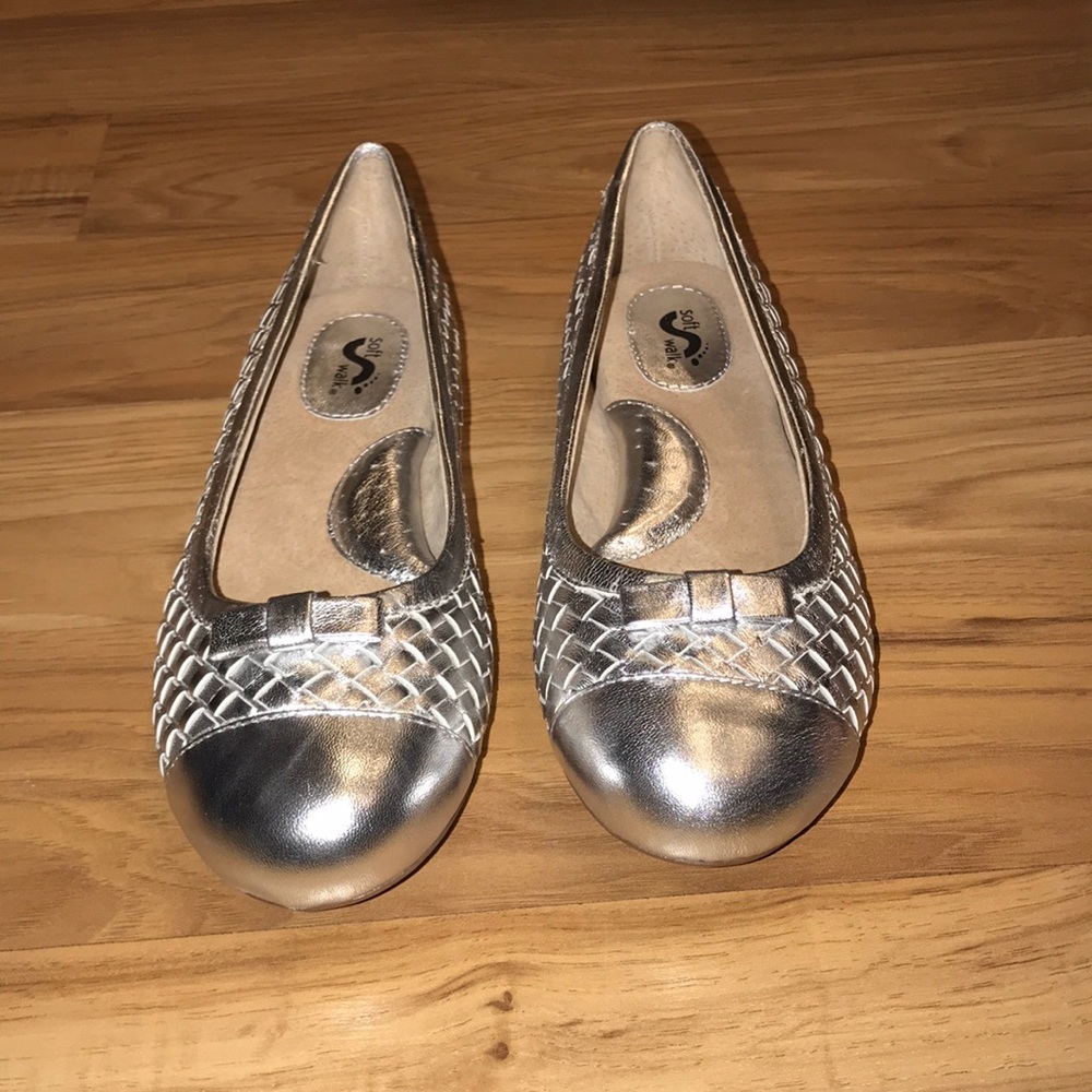NIB SoftWalk Silver Naperville Flats, Size 5.5